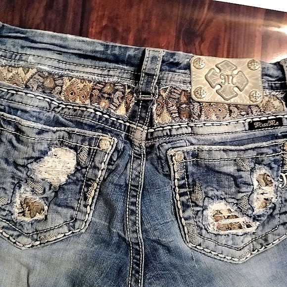 Like New Women's Miss Me Jeans - Picture 5 of 6